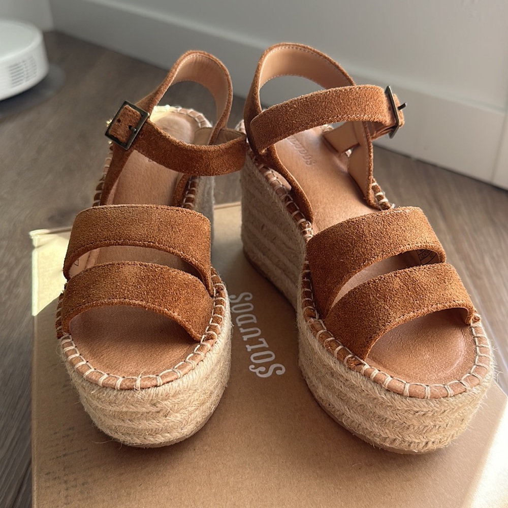 BRAND NEW SOLUDOS platform sandals